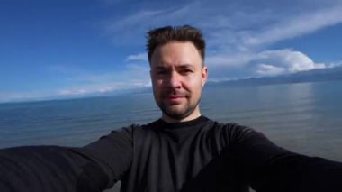 Kırgızistan 'daki Issyk-Kul Gölü' nde insan portresi