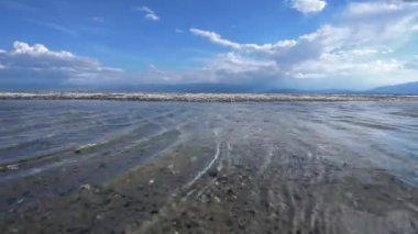 Yaz günü sakin göl manzarası, dalgalar kapanıyor