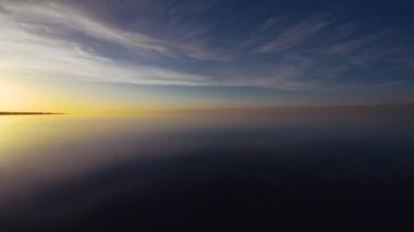 Gün batımında güzel göl manzarası