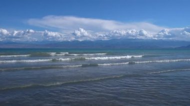 Issyk-Kul Gölü yaz manzarası, Kırgızistan