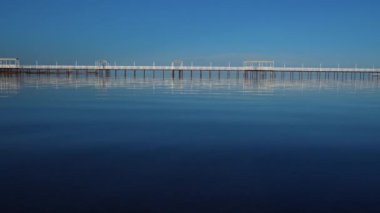 Yaz günü köprüsü olan göl suyu yüzeyi