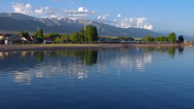 Kıyıdaki bina ile Idyllic göl manzarası