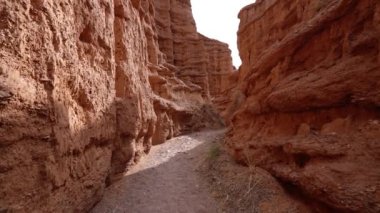 Kırgızistan 'da kırmızı kaya kanyonunda yürüyorum.