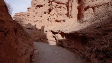 Kırgızistan 'da kırmızı kaya kanyonunda yürüyorum.