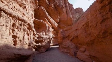 Kırgızistan 'da kırmızı kaya kanyonunda yürüyorum.