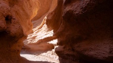 Kırgızistan 'da kırmızı kaya kanyonunda yürüyorum.