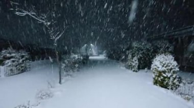 Soğuk kar fırtınasında gece sokakta yürüyorum.