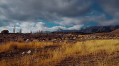 Dağlar, manzara, kurumuş çimenler, panoramik manzara.