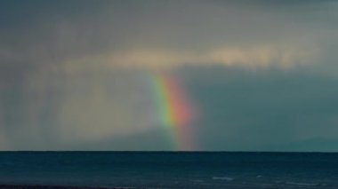 Kırgızistan 'daki Issyk-Kul Gölü üzerinde gökkuşağı