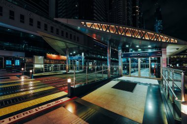 Dubai - 7 Şubat 2024: Gece tramvay istasyonu