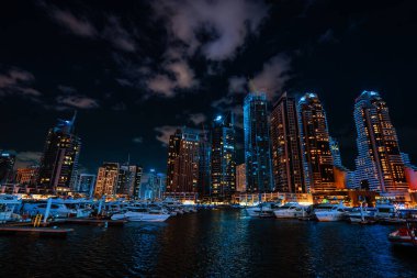 Marina, Dubai - 7 Şubat 2024: Geceleri modern şehir manzarası