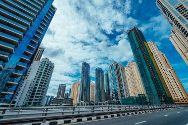 Dubai - 13 Şubat 2024: Yüksek gökdelenler geniş açı, Dubai Marina