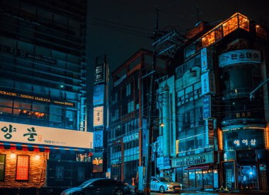 Seul, Güney Kore - 24 Şubat 2024: Seul Gece Sokağında neon ışıkları