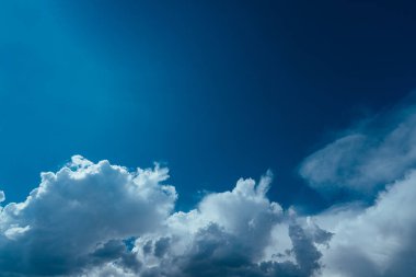 Soyut bulutlu yaz gökyüzü