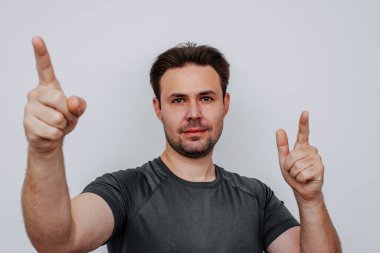 Beyaz arkaplanda başarılı bir erkek portresi