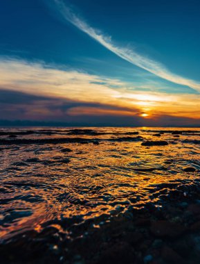 Gün batımında güzel göl manzarası, koyu dramatik renkler, ön odak