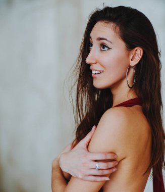 Beyaz iç çamaşırlı genç kadın portresi