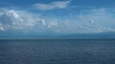 Issyk-Kul Gölü yaz manzarası, Kırgızistan