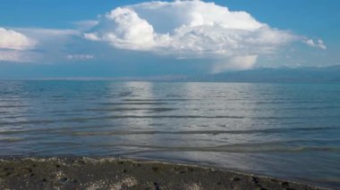 Issyk-Kul Gölü yaz manzarası, Kırgızistan