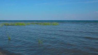 Kırgızistan 'da Issyk-Kul Gölü yaz manzarası, panoramik manzara