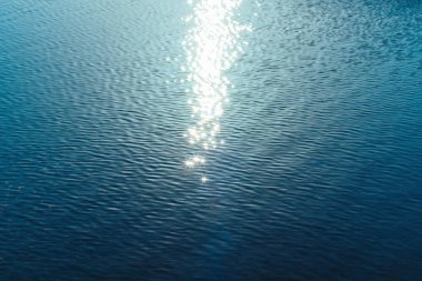 Güneşli bir günde deniz suyunun yüzeyi