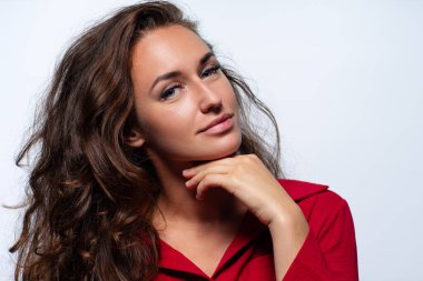 Beyaz arka planda esmer bir kadın stüdyo resmi.