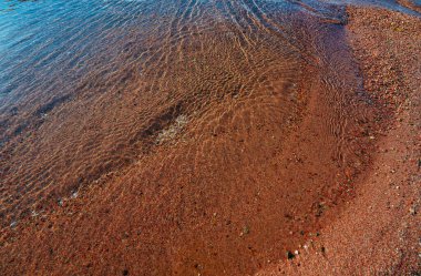 Sıcak yaz gününde göl kıyısında