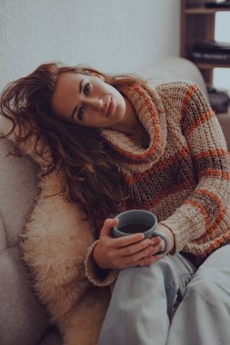 Sevimli romantik kadın ev portresi ve bir fincan çay.