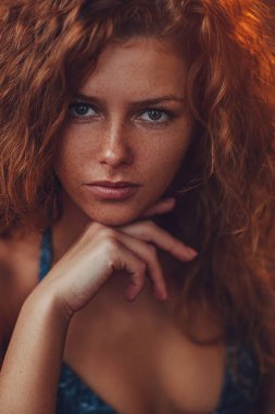 Genç kızıl saçlı kadın romantik portresi