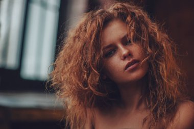 Genç kızıl saçlı kadın romantik kapalı mekan portresi