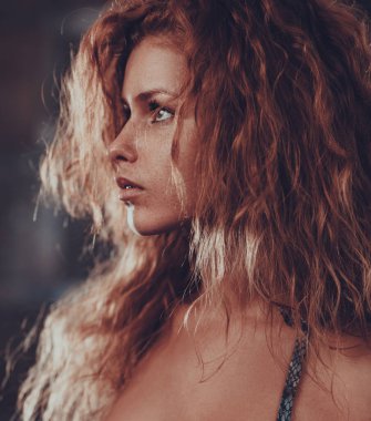 Genç, kızıl saçlı, romantik bir kadın portresi.