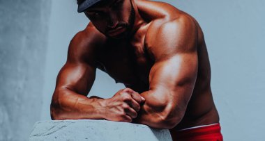 Genç güçlü vücut geliştirme portresi