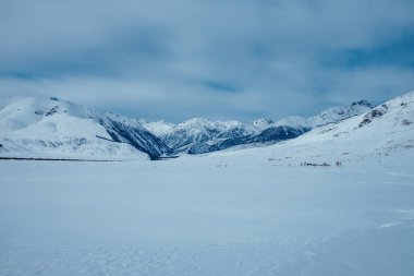 Güzel dağların kışın manzarası