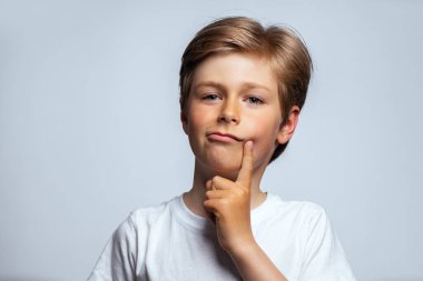 Beyaz arkaplanda çocuk portresi