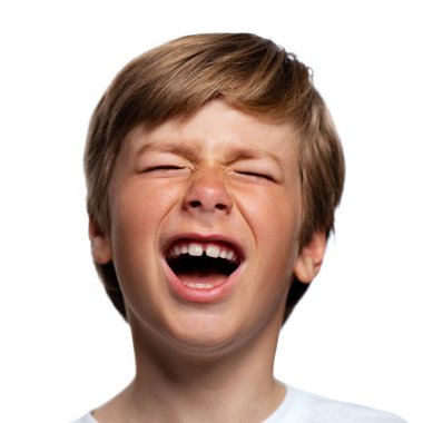 Ağlayan kaprisli çocuğun portresi beyaza izole edilmiş.