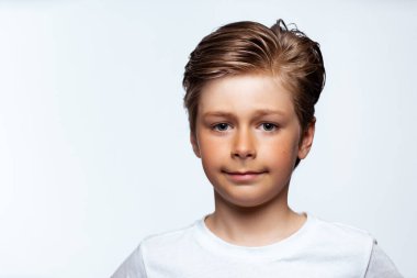 Beyaz arka planda yakışıklı bir çocuğun portresi.