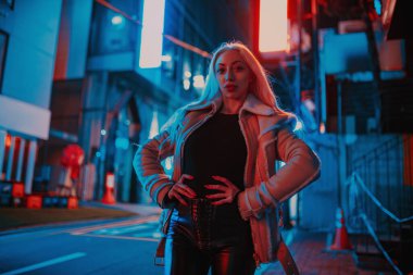 Genç, güzel sarışın kadın portresi Seul City Caddesi 'nde.