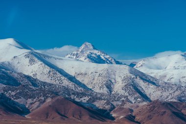 Kırgızistan 'daki karlı dağ zirveleri
