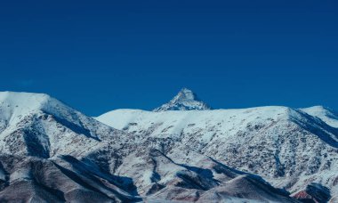 Kırgızistan 'daki karlı dağ zirveleri