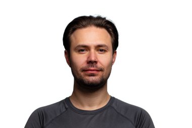 Beyaz arka planda yakışıklı bir stüdyo resmi.