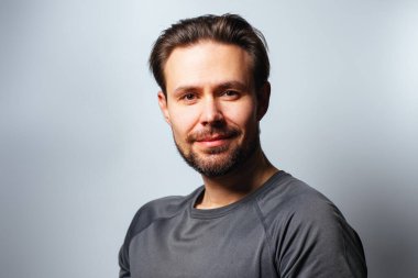Yakışıklı sakallı adam stüdyo resmi