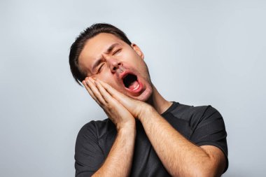 Adam esniyor, beyaz arka planda portre