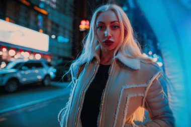 Genç, güzel sarışın kadın portresi Seul City Caddesi 'nde.