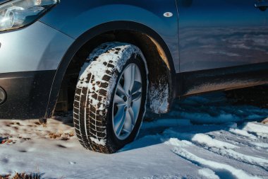 Karda araba tekerleği, off-road yolculuğu.