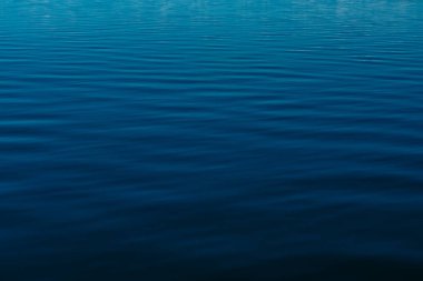 Sakin mavi su yüzeyi, soyut arkaplan