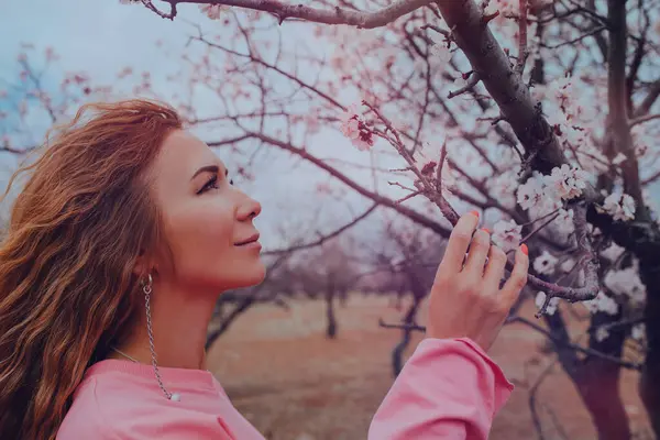 Çiçek açan ağaçlı kadının romantik portresi