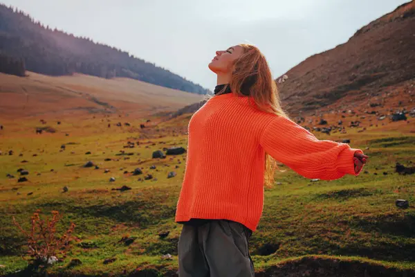 Genç güzel kadın yaz günü dağlarda güneşli bir portre