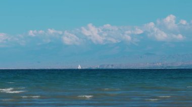 Issyk-Kul gölü, uzakta yatı olan Kırgızistan.