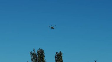 Şehrin üzerinde askeri helikopterler var.