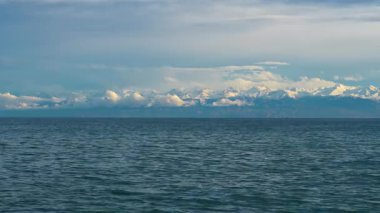 Dağları güzel yaz manzaralı Issyk-Kul Gölü, Kırgızistan
